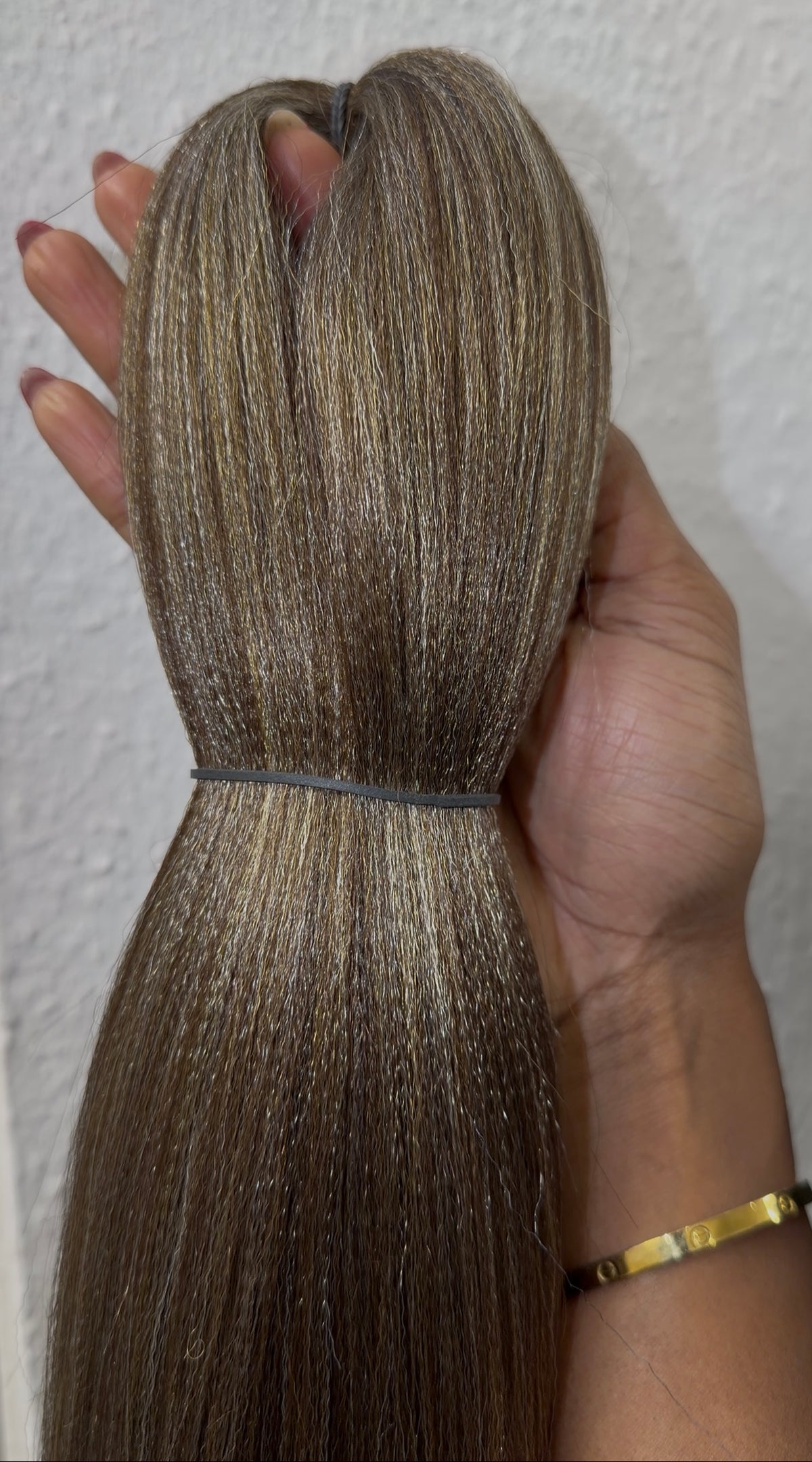 Pre-stretched braiding hair in ash brown for knotless braids and cornrow styles. Soft, tapered ends so you can braid straight from the pack. Lightweight, itch-free and hot-water sealable.
